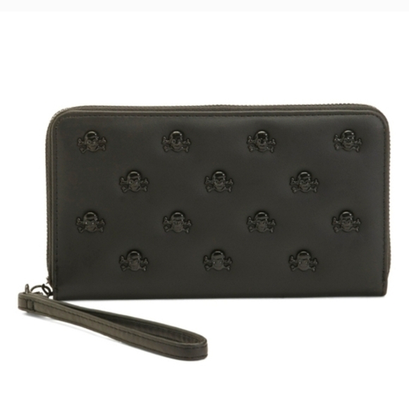 🔹️ Betsey  Johnson🔹️ Black  Skull  Long Zip-around Wallet - Picture 1 of 5